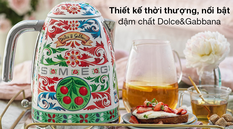 Bình đun siêu tốc Smeg 1.7 lít D&G KLF03DGEU (535.43.700) - Thiết kế thời thượng, họa tiết nổi bật, mang hơi hướng châu Âu đặc trưng